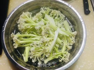 有机菜花炒肉片的做法步调：1