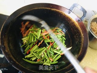 蒜苔白椒过油肉的做法步调：8