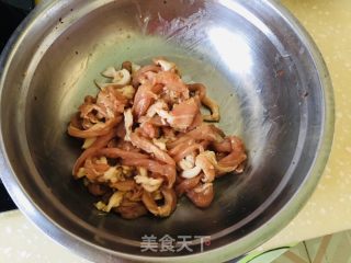蒜苔白椒过油肉的做法步调：4