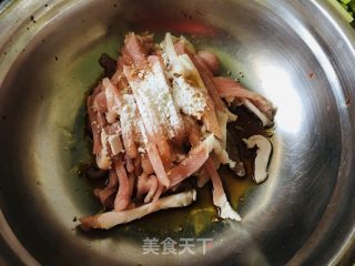蒜苔白椒过油肉的做法步调：2