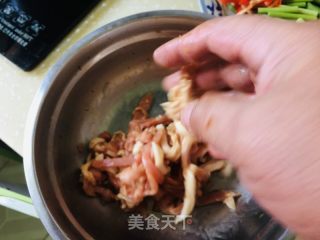 蒜苔白椒过油肉的做法步调：3