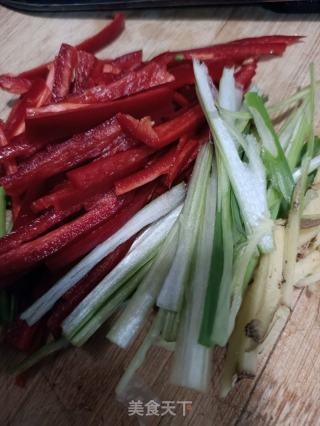 白椒喷鼻菜炒羊肝的做法步调：3