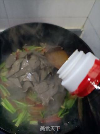 白椒喷鼻菜炒羊肝的做法步调：10