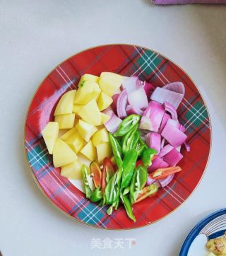 炖鸡块揭玉米里饼子的做法步调：3