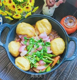 炖鸡块揭玉米里饼子的做法步调：1