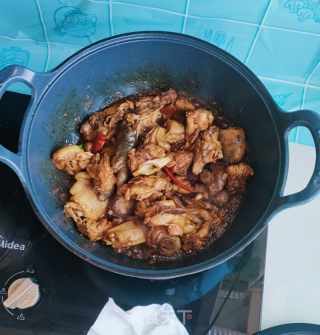 炖鸡块揭玉米里饼子的做法步调：8