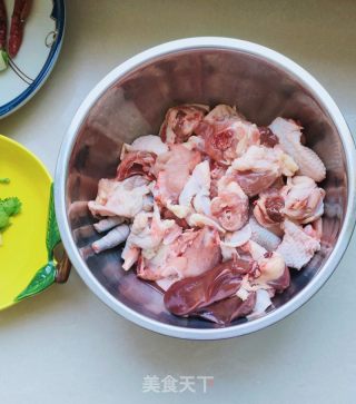 炖鸡块揭玉米里饼子的做法步调：2