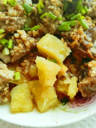 蒜喷鼻排骨蒸土豆的做法步调：12