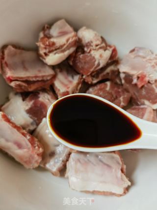 蒜喷鼻排骨蒸土豆的做法步调：2