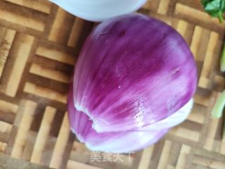 洋葱乌椒牛肉饼的做法步调：1