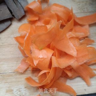 胡萝卜炒羊肝的做法步调：3