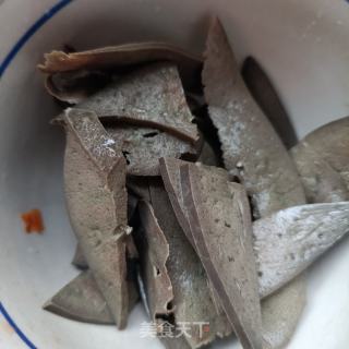 胡萝卜炒羊肝的做法步调：7
