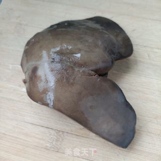 胡萝卜炒羊肝的做法步调：1