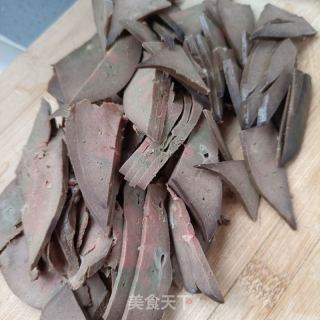 胡萝卜炒羊肝的做法步调：2