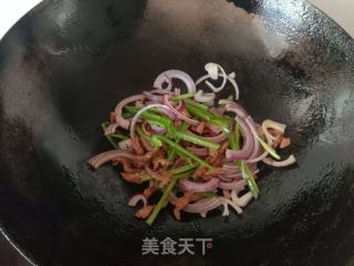 青椒洋葱炒牛肉丝的做法步调：5
