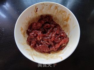 青椒洋葱炒牛肉丝的做法步调：2