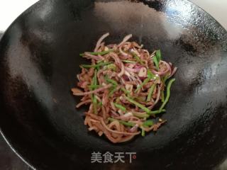 青椒洋葱炒牛肉丝的做法步调：7