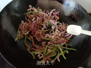 青椒洋葱炒牛肉丝的做法步调：6