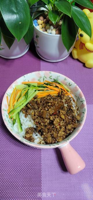 喷鼻辣肉酱拌米粉的做法步调：9
