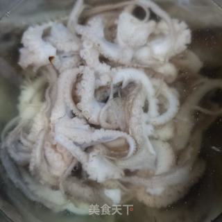 薄皮椒炒章鱼腿的做法步调：1