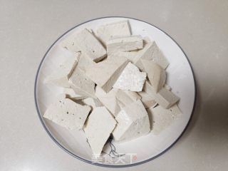 海参烧豆腐的做法步调：1