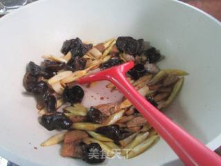 肉片乌木耳炒家山笋的做法步调：8