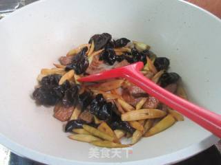 肉片乌木耳炒家山笋的做法步调：11