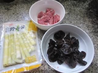肉片乌木耳炒家山笋的做法步调：1