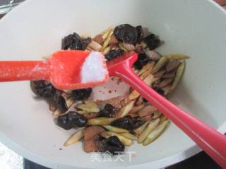 肉片乌木耳炒家山笋的做法步调：10