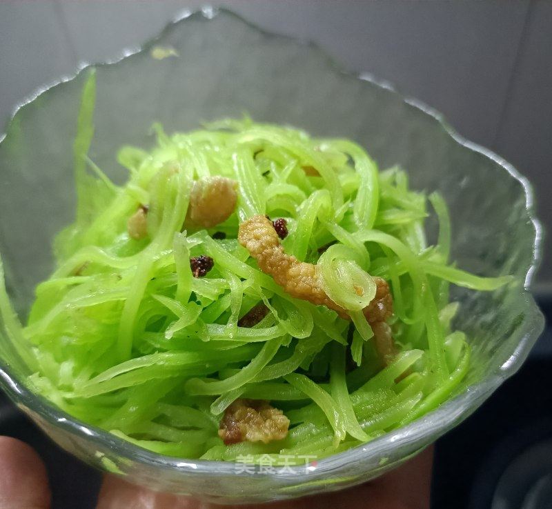 莴笋丝炒油渣的做法