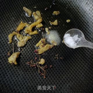 莴笋丝炒油渣的做法步调：6