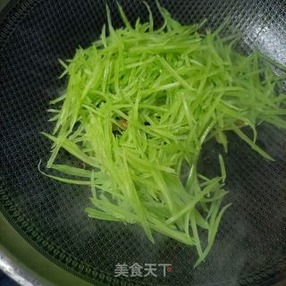 莴笋丝炒油渣的做法步调：7