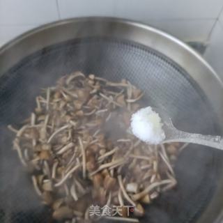 鸡蛋陈贝小鸡枞菌汤的做法步调：8