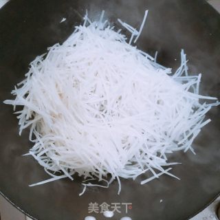 虾皮萝卜汤的做法步调：2