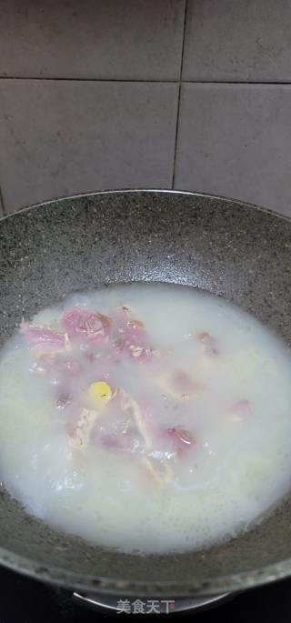 腊鸭腿煲利剑萝卜汤的做法步调：6