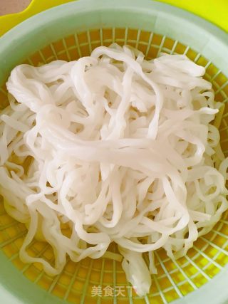 炒河粉的做法步调：2