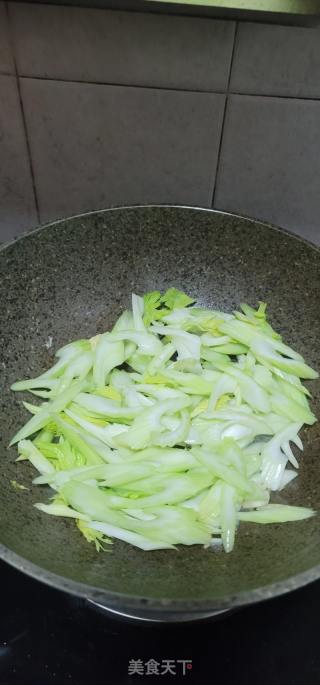 肥肉炒西芹乌木耳的做法步调：9