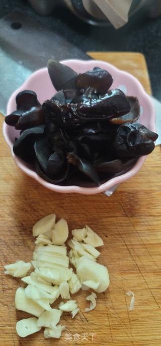 肥肉炒西芹乌木耳的做法步调：4