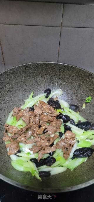 肥肉炒西芹乌木耳的做法步调：12