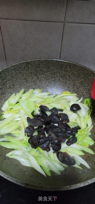 肥肉炒西芹乌木耳的做法步调：10
