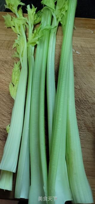 肥肉炒西芹乌木耳的做法步调：3
