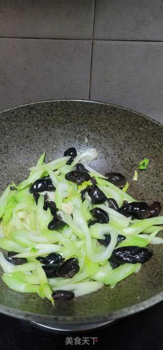 肥肉炒西芹乌木耳的做法步调：11