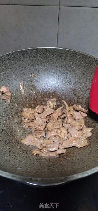 肥肉炒西芹乌木耳的做法步调：6