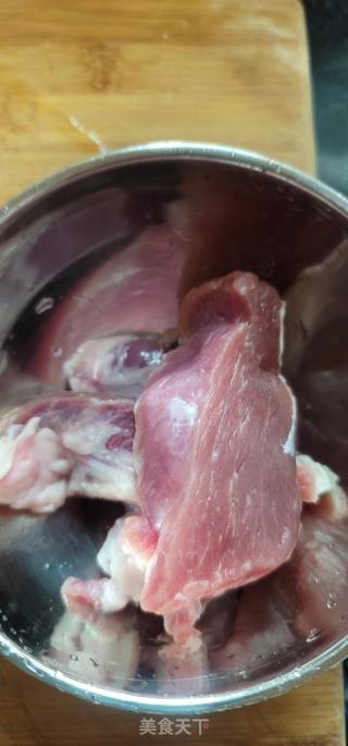 肥肉炒西芹乌木耳的做法步调：1