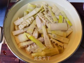 竹笋丸子汤的做法步调：1