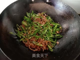 青椒炒猪皮的做法步调：5