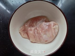 五喷鼻椒盐鸡胸的做法步调：1