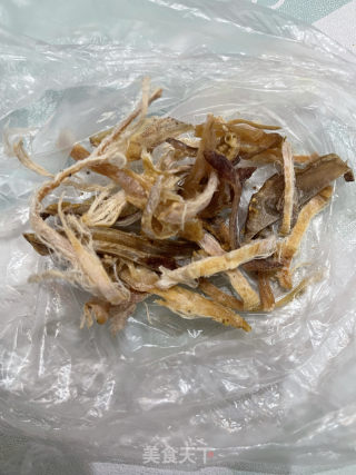 干鱿剥皮鱼粥的做法步调：3