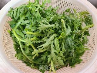 茼蒿炒肉丝的做法步调：1