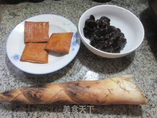 乌木耳喷鼻干炒雷笋的做法步调：1